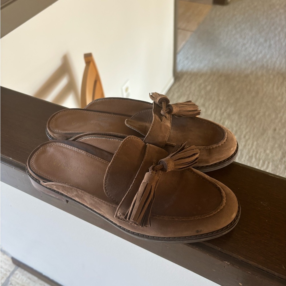 Vionic leather tasseled open back loafer! Like new!